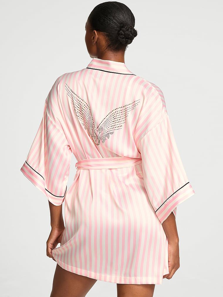 Szlafrok satynowy krótki VSFS 2025. Produkt jest wzorzysty i pochodzi z kolekcji Victoria's Secret. 