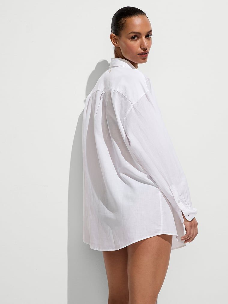 Lniana koszula-sukienka na plażę Linen Boyfriend Shirt Dress. Produkt ma kolor biały i pochodzi z kolekcji Victoria's Secret Swim. 