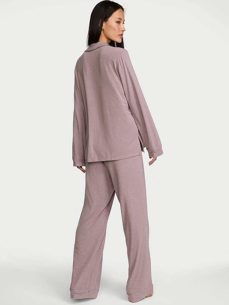 Piżama z modalu SoSoft. Produkt ma kolor fioletowy i pochodzi z kolekcji Victoria's Secret. 