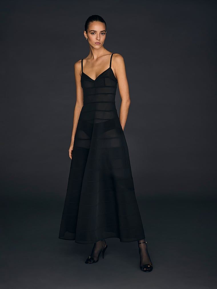 Suknia wieczorowa z prześwitującymi wstawkami Atelier X Altuzarra. Produkt ma kolor czarny i pochodzi z kolekcji Atelier Victoria's Secret x Altuzarra. 