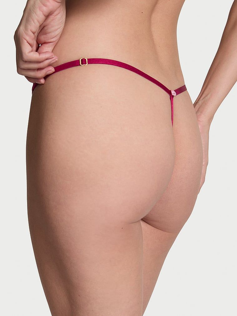 Stringi koronkowe z regulowanymi paskami Lace V-String. Produkt ma kolor czerwony i pochodzi z kolekcji Dream Angels. 