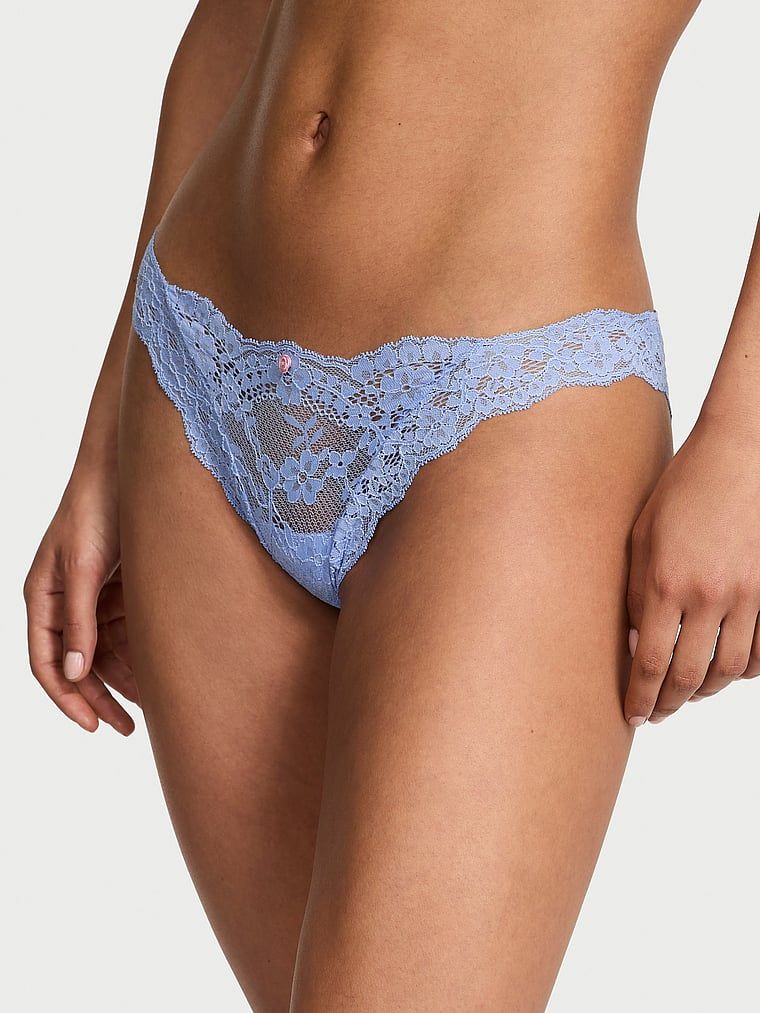 Majtki koronkowe Lace Bikini. Produkt ma kolor purpurowy i pochodzi z kolekcji Dream Angels. 