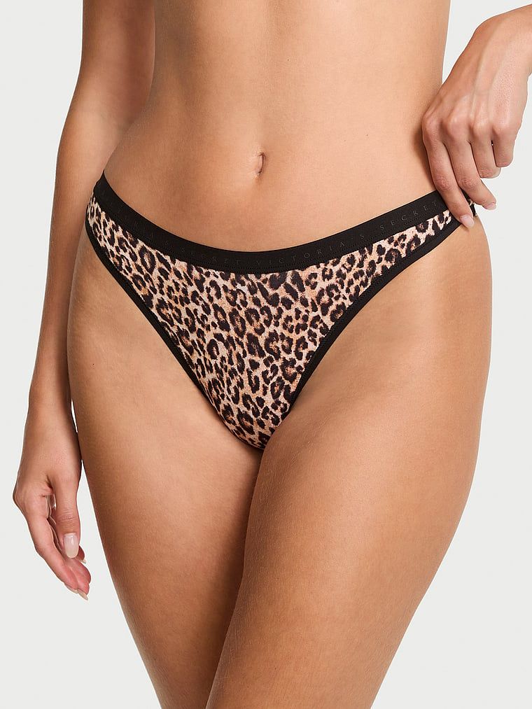 Stringi bawełniane High-Leg Scoop. Produkt jest wzorzysty i pochodzi z kolekcji Body by Victoria. 