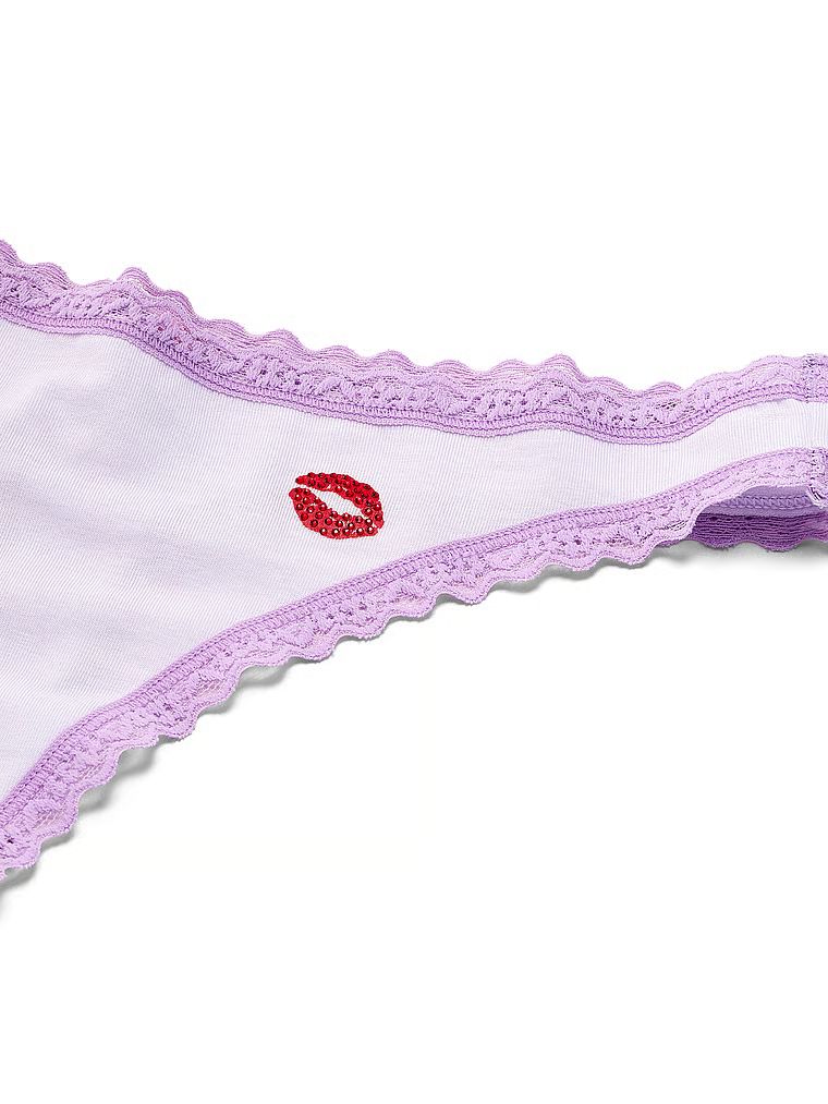 Stringi bawełniane z koronką na krawędziach Lace-Waist. Produkt ma kolor fioletowy i pochodzi z kolekcji Lace Trim. 