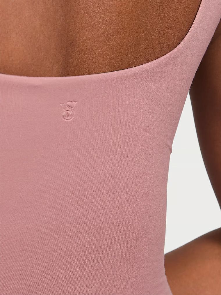 Body z kwadratowym dekoltem FeatherSoft. Produkt ma kolor różowy i pochodzi z kolekcji Victoria's Secret. 