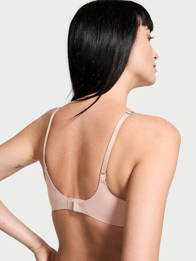 Modelka prezentuje biustonosz push-up bez fiszbin Smooth. Produkt ma kolor beżowy i pochodzi z kolekcji Dream Angels.