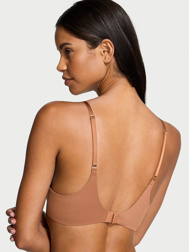 Modelka prezentuje biustonosz push-up Smooth. Produkt ma kolor brązowy i pochodzi z kolekcji Dream Angels.