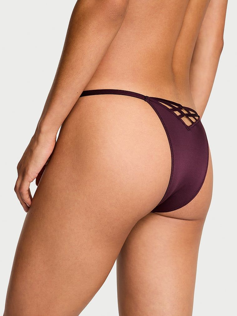 Majtki brazyliany z paseczkami z tyłu Brazilian. Produkt ma kolor purpurowy i pochodzi z kolekcji Very Sexy. 