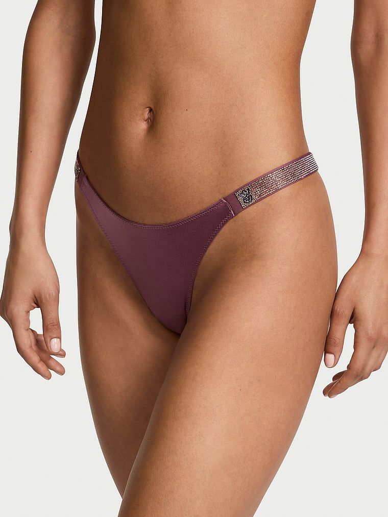 Majtki brazyliany z błyszczącymi paskami Shine Strap Brazilian. Produkt ma kolor purpurowy i pochodzi z kolekcji Very Sexy. 