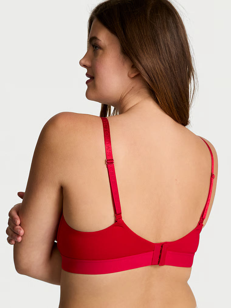 Modelka prezentuje biustonosz push-up Shine Patch. Produkt ma kolor czerwony i pochodzi z kolekcji T-shirt.