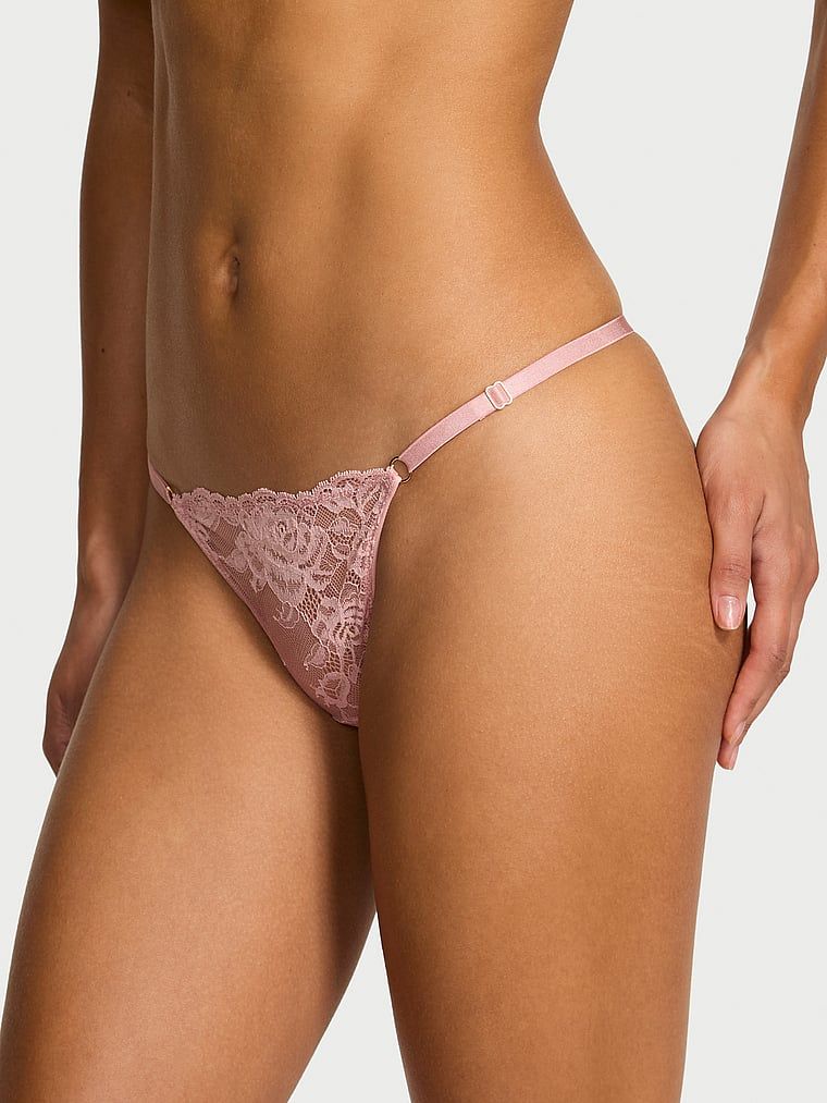 Stringi koronkowe z regulowanymi paseczkami Rose Lace Shimmer. Produkt jest wzorzysty i pochodzi z kolekcji Very Sexy. 