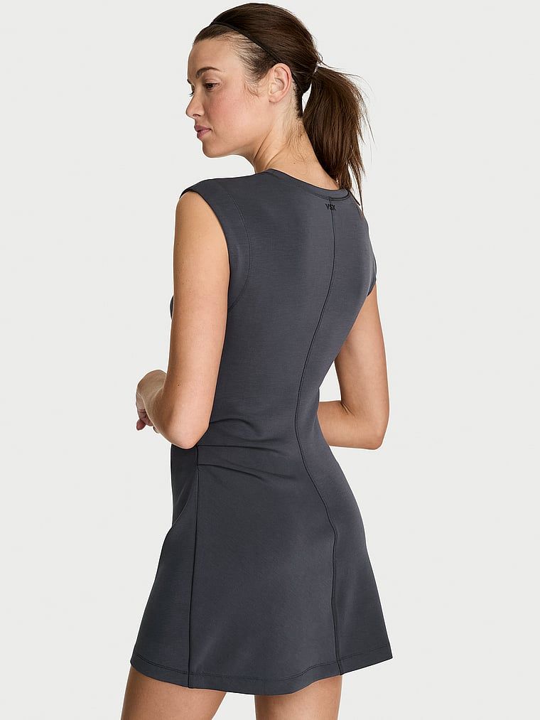 Sukienka mini Featherweight Knit. Produkt ma kolor czarny i pochodzi z kolekcji VSX. 