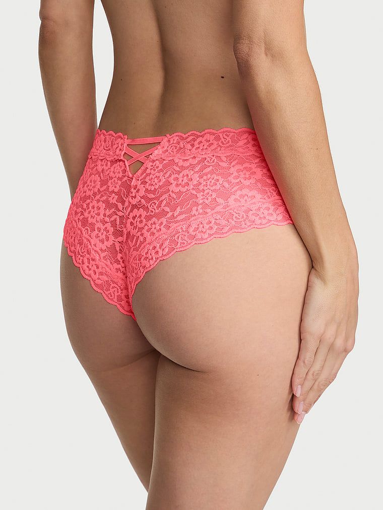 Majtki koronkowe z paseczkami z tyłu Blossom Cheeky. Produkt ma kolor różowy i pochodzi z kolekcji Lacie. 