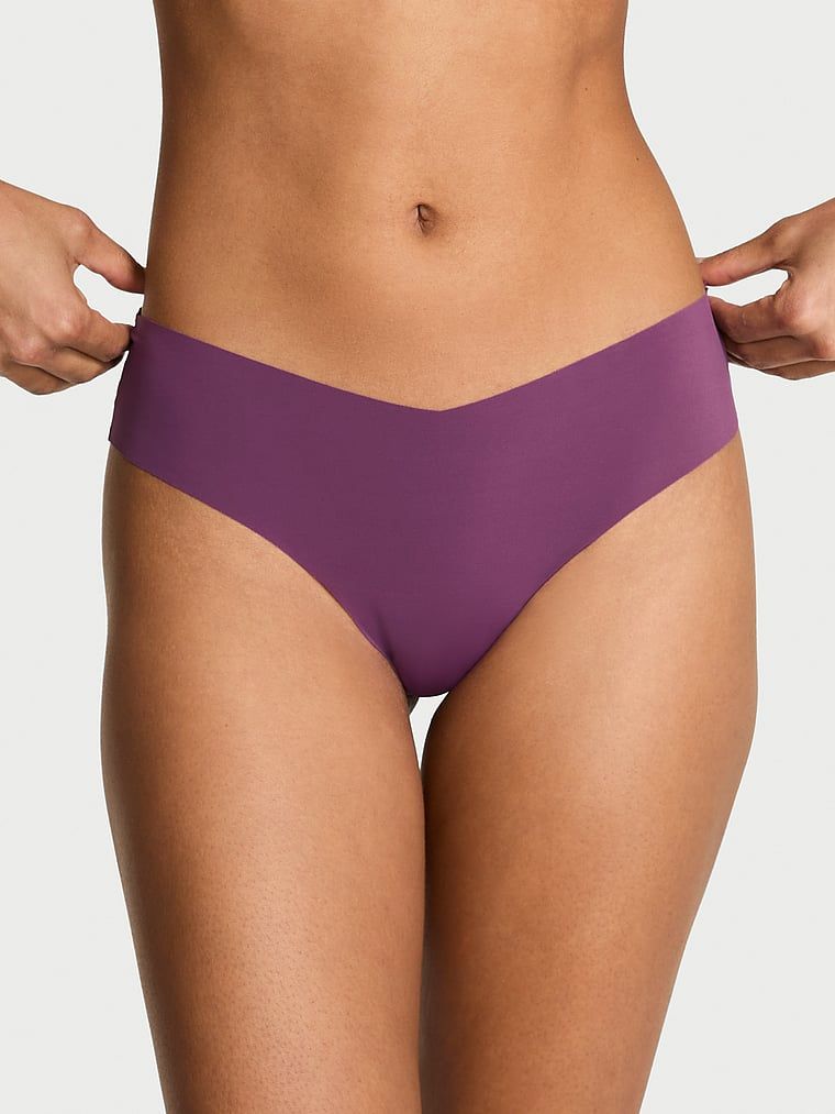 Stringi z siateczką w kratkę z tyłu No-Show Plaid Mesh. Produkt ma kolor purpurowy i pochodzi z kolekcji No-Show. 