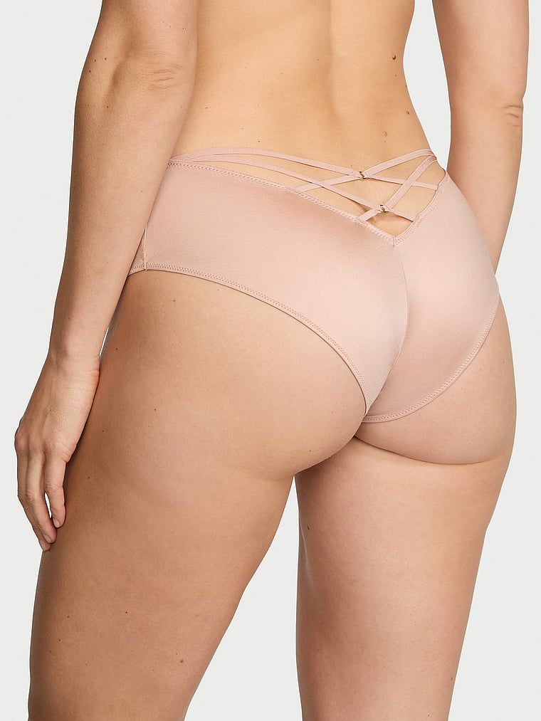 Majtki z paseczkami z tyłu i wysoko wyciętymi nogawkami Strappy-Back Cheeky. Produkt ma kolor beżowy i pochodzi z kolekcji Very Sexy. 
