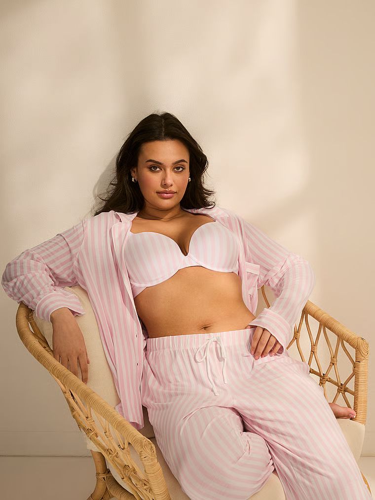 Długa piżama z modalu. Produkt ma wzór w paski i pochodzi z kolekcji Victoria's Secret. 