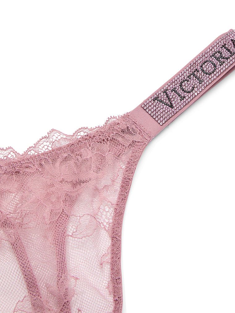 Stringi koronkowe z błyszczącymi paskami Shine Strap. Produkt ma kolor różowy i pochodzi z kolekcji Very Sexy. 