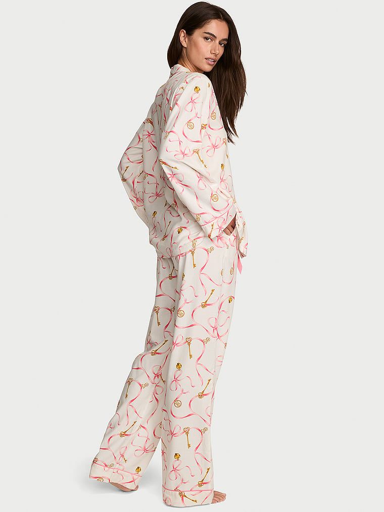 Flanelowa piżama z długimi spodniami. Produkt ma kolor wzorzysty i pochodzi z kolekcji Victoria's Secret. 