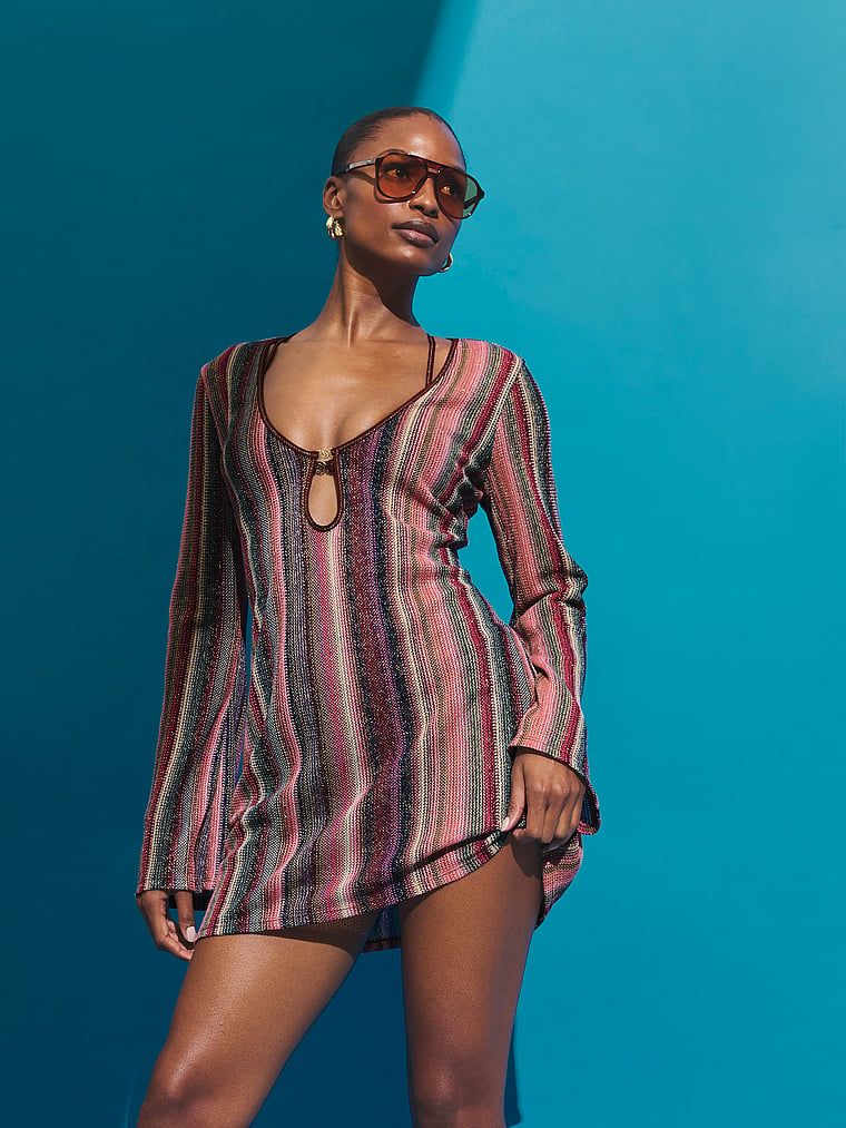 Sukienka mini na plażę Beachwear Shimmer Knit. Produkt jest wzorzysty i pochodzi z kolekcji Victoria's Secret Swim. 