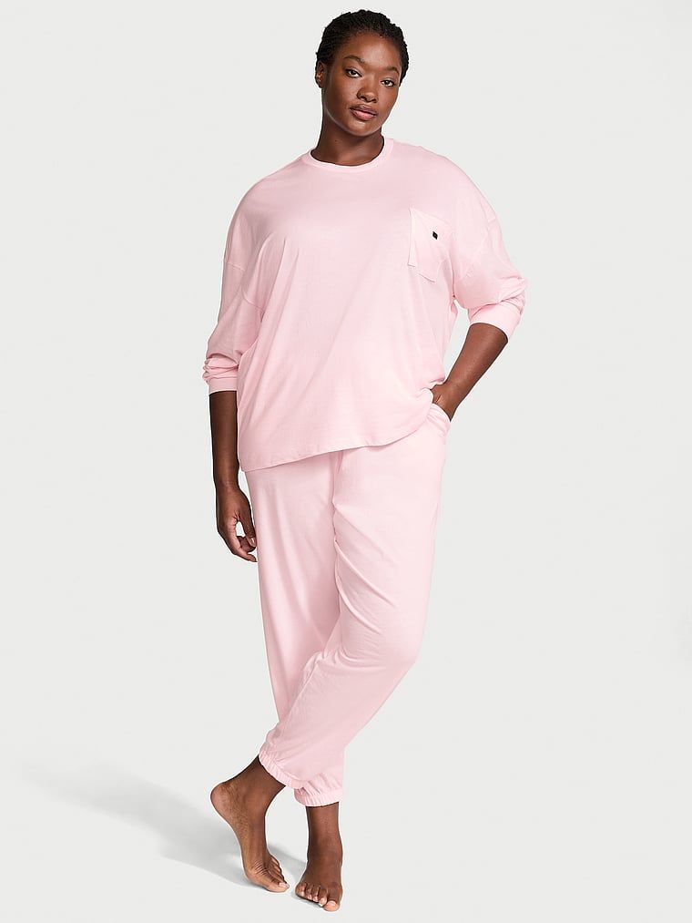 Piżama bawełniana z długimi rękawami i spodniami. Produkt ma kolor różowy i pochodzi z kolekcji Victoria's Secret. 