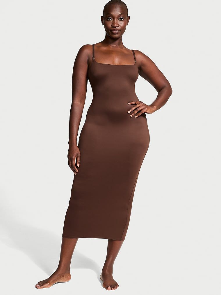 Sukienka maxi modelująca FeatherSoft Slip. Produkt ma kolor brązowy i pochodzi z kolekcji Victoria's Secret. 