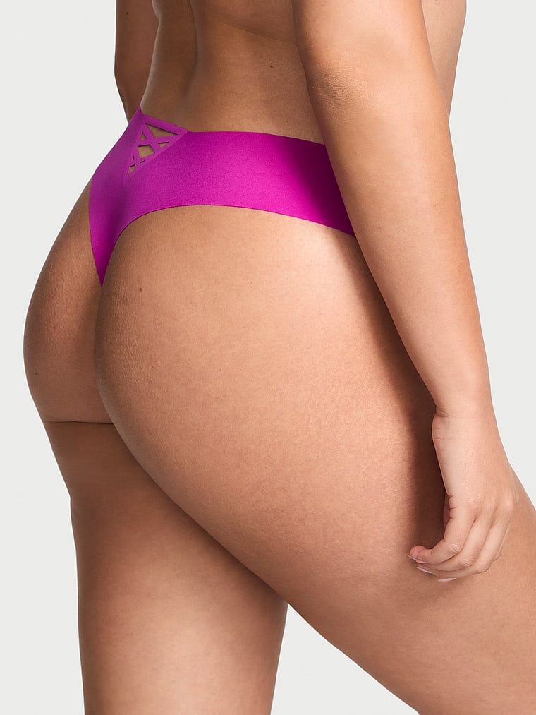 Stringi bezszwowe z paseczkami z tyłu No-Show Strappy. Produkt ma kolor purpurowy i pochodzi z kolekcji No-Show. 
