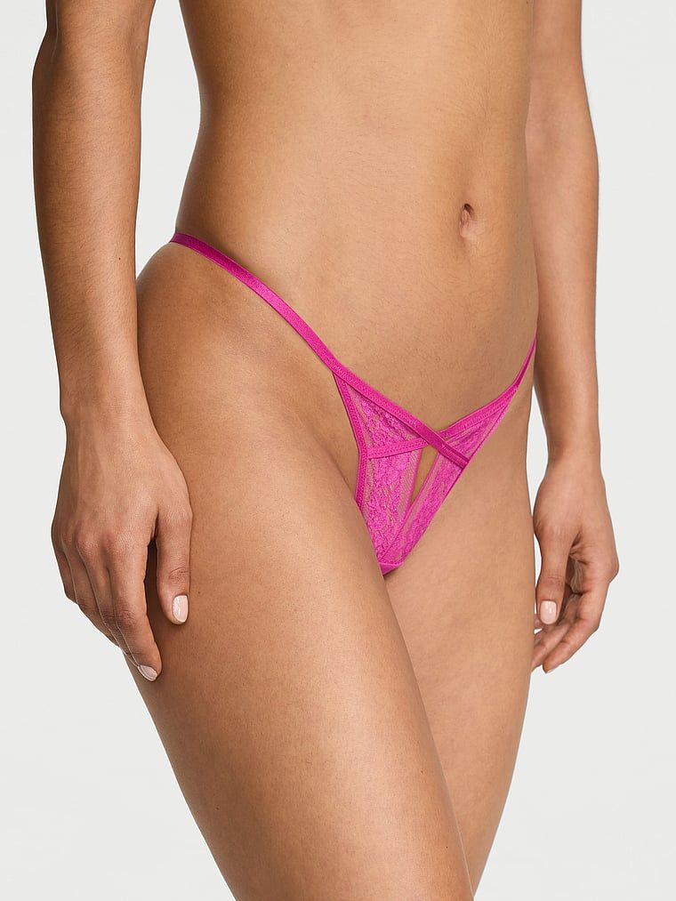 Stringi z wycięciem i z koronką Strappy Cut-Out. Produkt ma kolor różowy i pochodzi z kolekcji Very Sexy. 