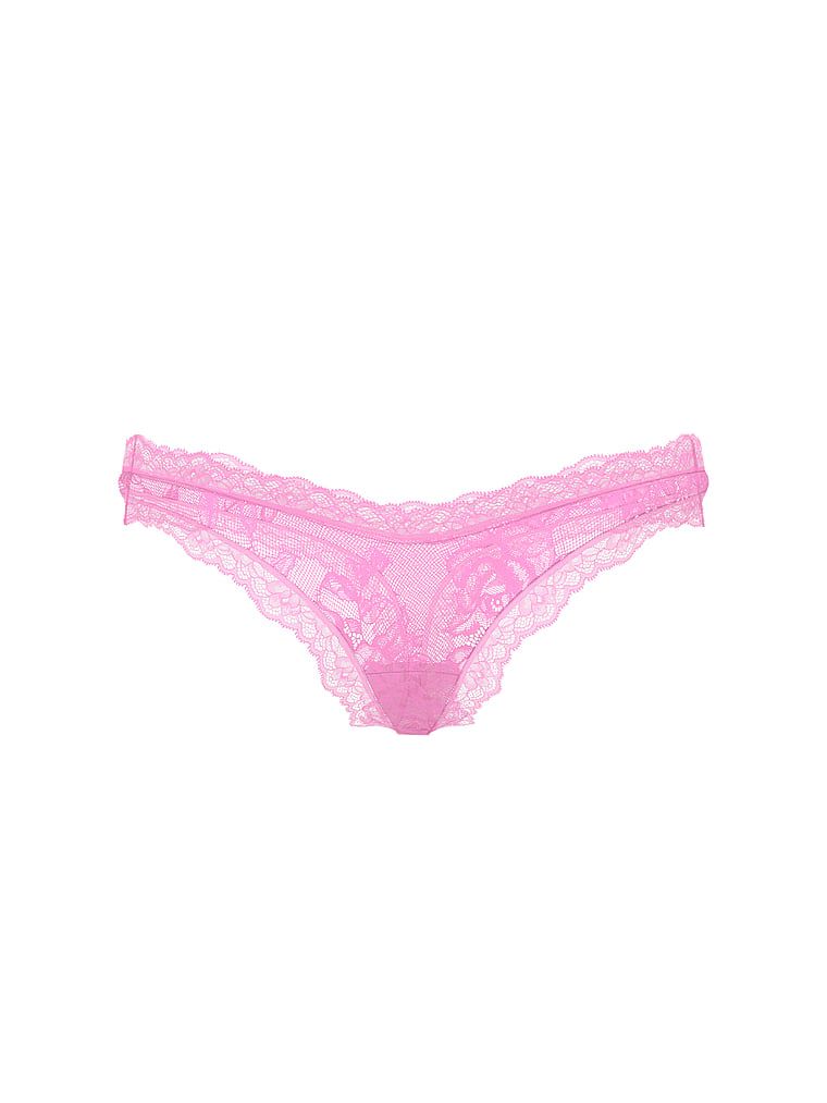 Stringi koronkowe z wysoko wyciętymi nogawkami Rose Lace. Produkt ma kolor różowy i pochodzi z kolekcji Very Sexy. 