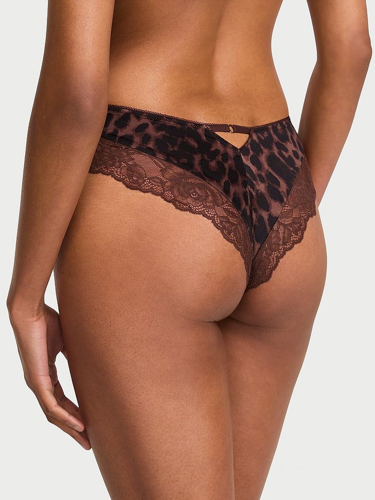 Majtki z koronką na krawędziach i wysoko wyciętymi nogawkami Lace-Trim Cheeky. Produkt jest wzorzysty i pochodzi z kolekcji Very Sexy. 