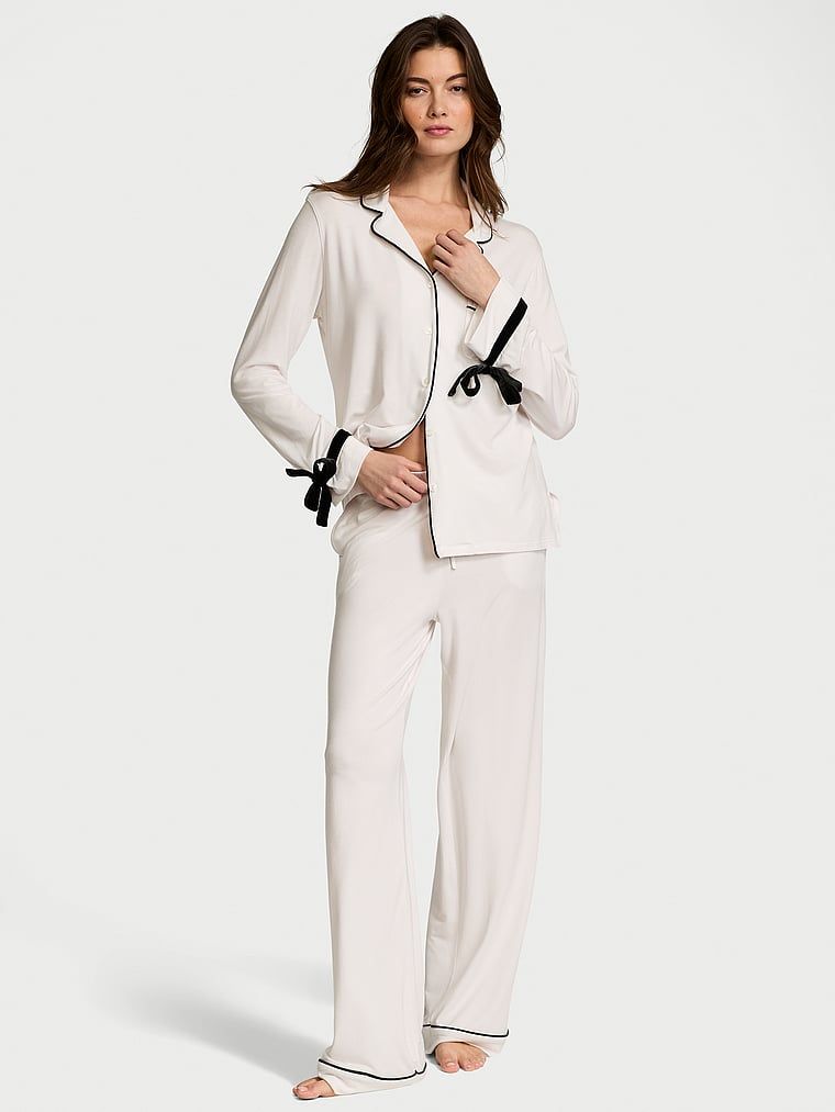 Piżama z modalu z welurowymi kokardkami Velvet-Trim. Produkt ma kolor biały i pochodzi z kolekcji Victoria's Secret. 