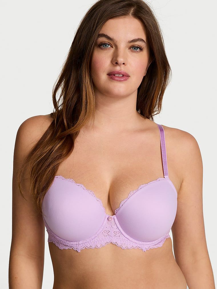 Modelka prezentuje biustonosz lekko usztywniany Smooth and Lace Classic Demi. Produkt ma kolor purpurowy i pochodzi z kolekcji Dream Angels.