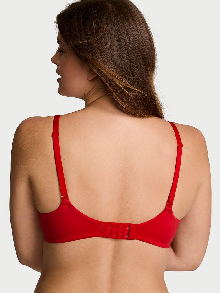Modelka prezentuje biustonosz lekko usztywniany z koronką Demi. Produkt ma kolor czerwony i pochodzi z kolekcji Body by Victoria.