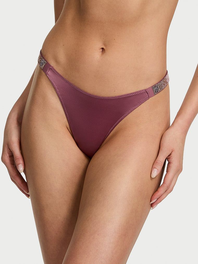 Stringi z błyszczącymi paskami Shine Strap. Produkt ma kolor purpurowy i pochodzi z kolekcji Very Sexy. 
