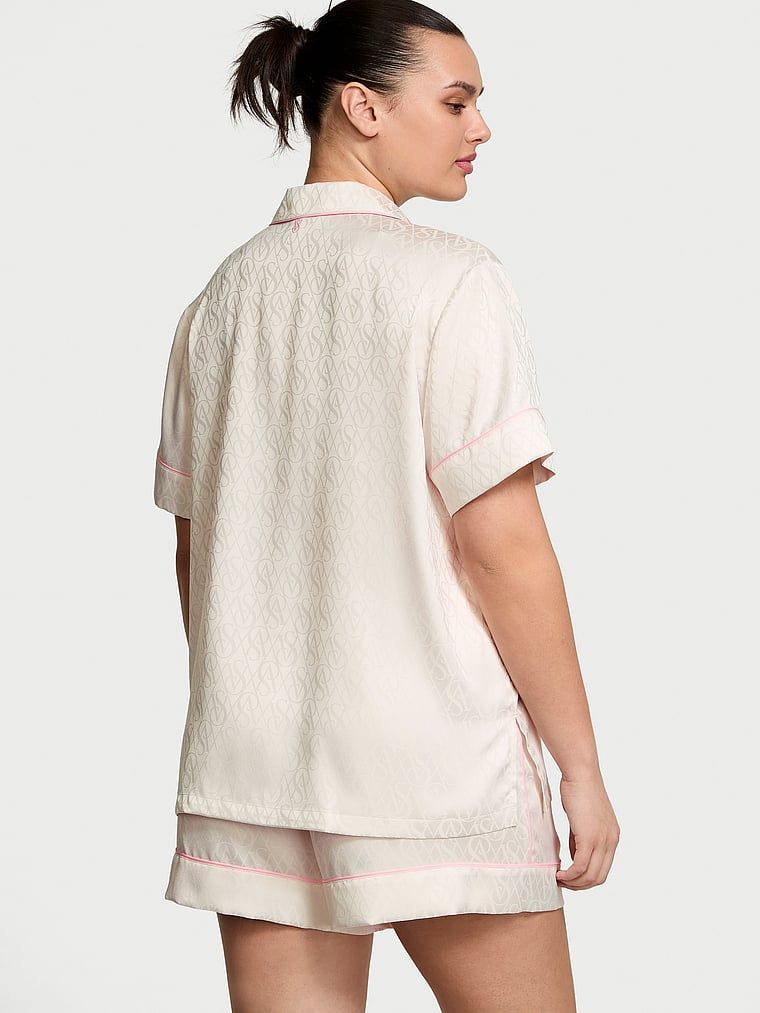 Piżama satynowa błyszcząca z szortami Glazed Satin. Produkt ma kolor biały i pochodzi z kolekcji Victoria's Secret. 