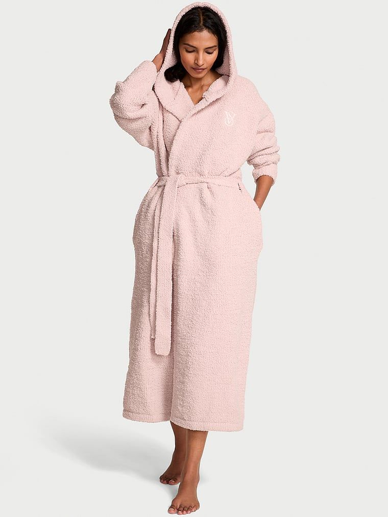Długi szlafrok z kapturem Chenille. Produkt ma kolor beżowy i pochodzi z kolekcji Victoria's Secret. 