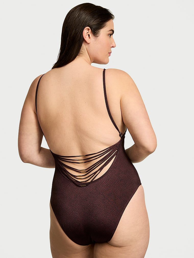 Strój kąpielowy jednoczęściowy VS Archives Strappy Hardware. Produkt jest wzorzysty i pochodzi z kolekcji Victoria's Secret Swim. 