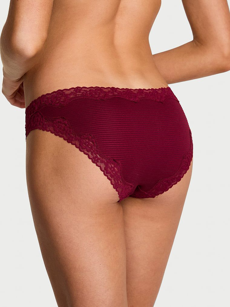 Majtki bawełniane w paseczki z koronką na krawędziach Bikini. Produkt ma kolor czerwony i pochodzi z kolekcji Lace Trim. 