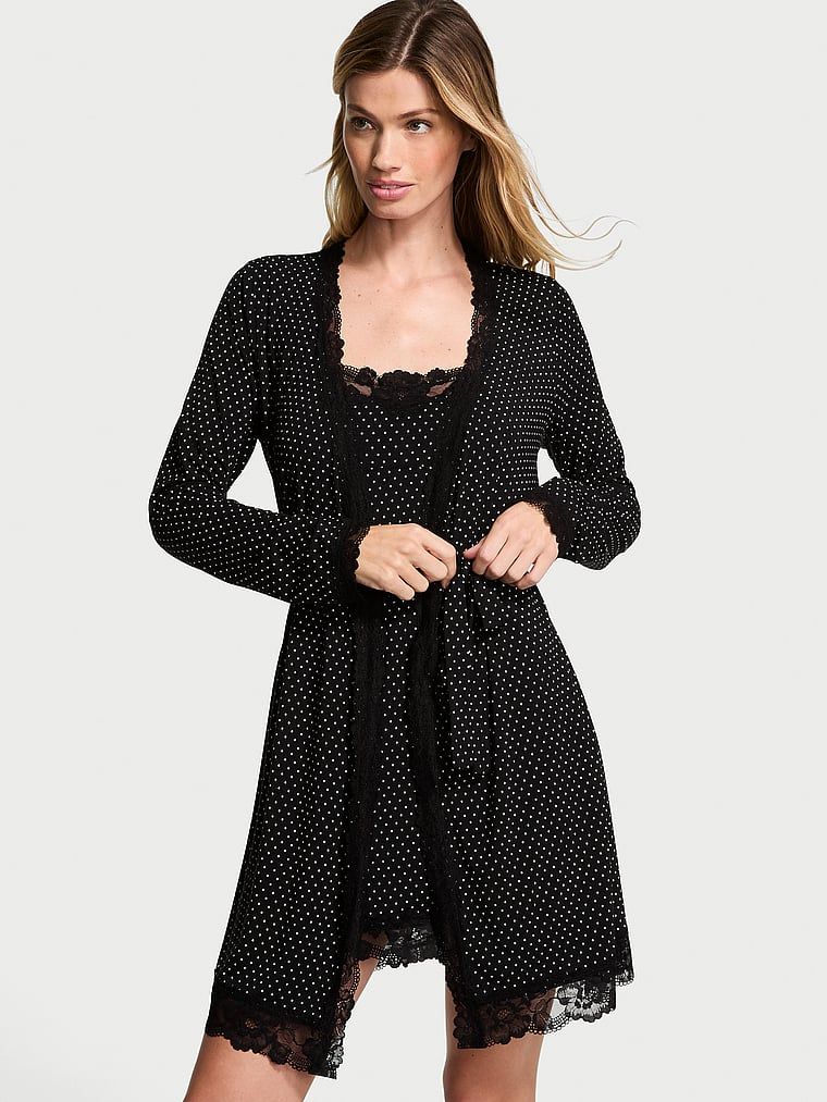 Szlafrok z modalu z koronką Lace-Trim. Produkt ma kolor wzorzysty i pochodzi z kolekcji Victoria's Secret. 