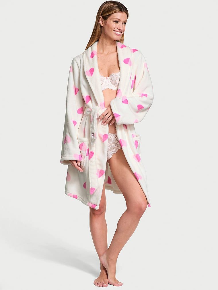 Krótki ciepły szlafrok. Produkt ma kolor wzorzysty i pochodzi z kolekcji Victoria's Secret. 