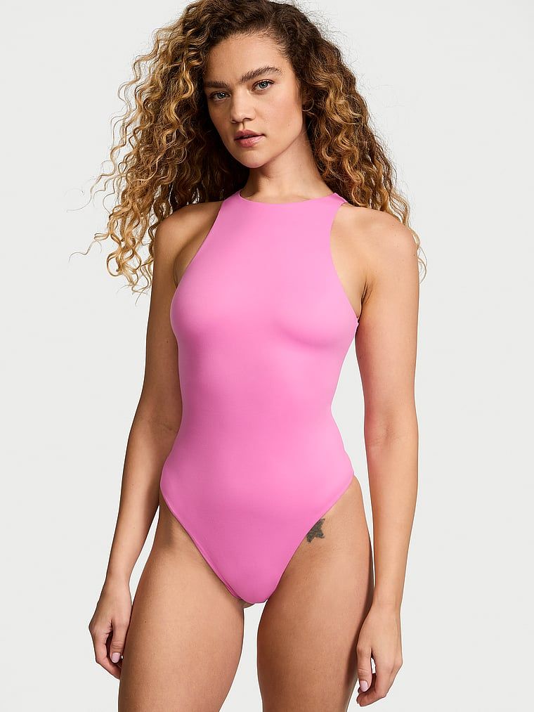 Body na grubszych ramiączkach FeatherSoft. Produkt ma kolor różowy i pochodzi z kolekcji Victoria's Secret. 