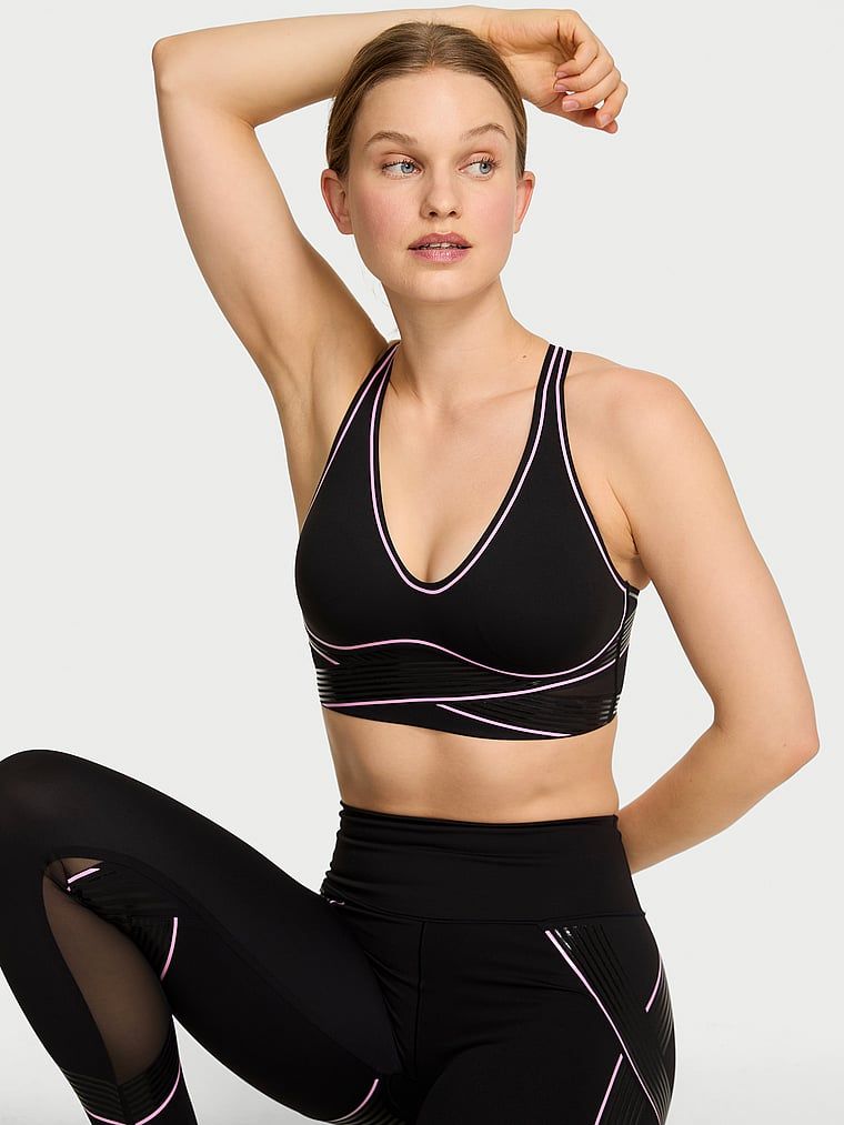 Biustonosz sportowy z lekkim wsparciem i dekoltem VSX Elevate Refined Contours. Produkt ma kolor czarny i pochodzi z kolekcji VSX. 