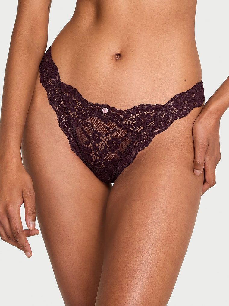Stringi koronkowe Lace. Produkt ma kolor purpurowy i pochodzi z kolekcji Dream Angels. 