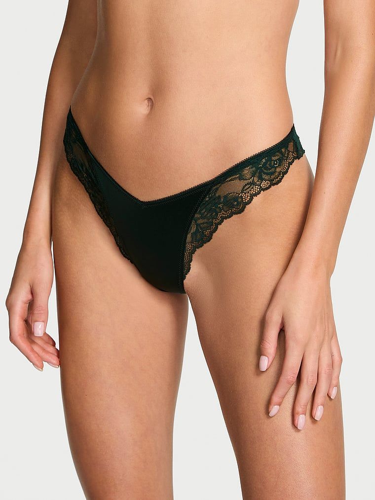 Stringi z koronką i wysoko wyciętymi nogawkami Lace-Trim High-Leg. Produkt ma kolor zielony i pochodzi z kolekcji Very Sexy. 