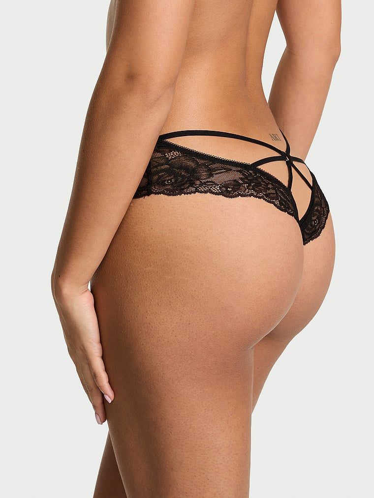 Majtki z otwartm tyłem Strappy Hardware Cheeky. Produkt ma kolor czarny i pochodzi z kolekcji Very Sexy. 