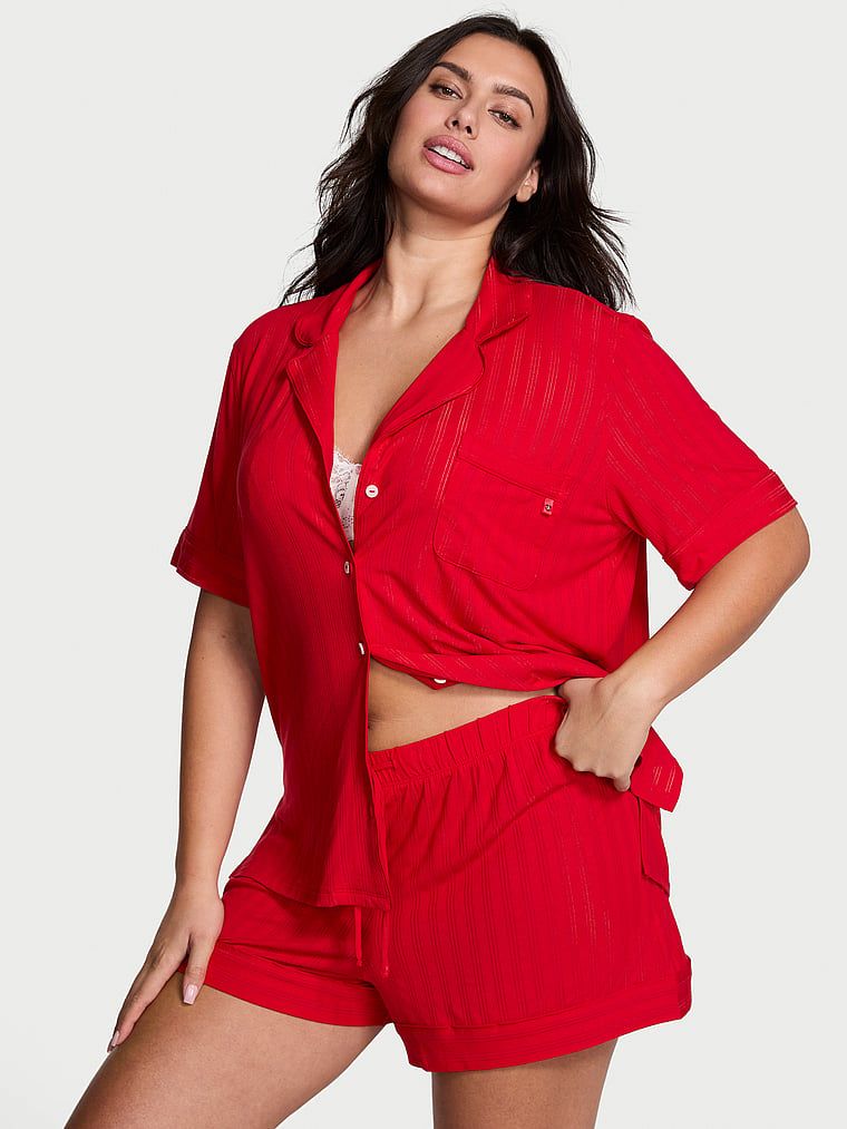 Piżama z modalu z szortami Ultra-Fine. Produkt ma kolor czerwony i pochodzi z kolekcji Victoria's Secret. 