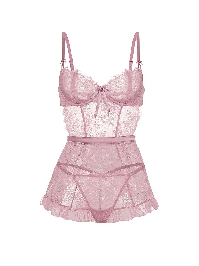 Fartuszek i stringi Wicked Rose Lace. Produkt ma kolor różowy i pochodzi z kolekcji Victoria's Secret. 
