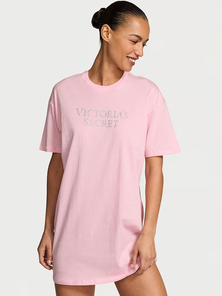 T-shirt bawełniany do spania oversize. Produkt ma kolor różowy i pochodzi z kolekcji Victoria's Secret. 