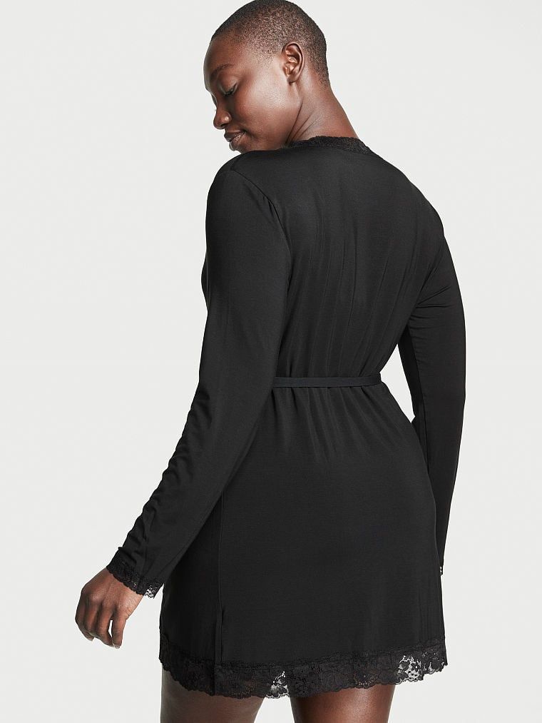 Szlafrok z modalu z koronką Lace-Trim. Produkt ma kolor czarny i pochodzi z kolekcji Victoria's Secret. 