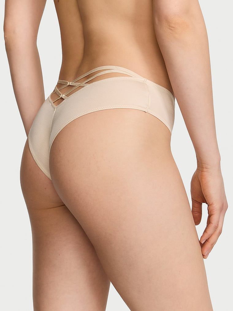 Majtki z paseczkami z tyłu i wysoko wyciętymi nogawkami Strappy-Back Cheeky. Produkt ma kolor beżowy i pochodzi z kolekcji Very Sexy. 