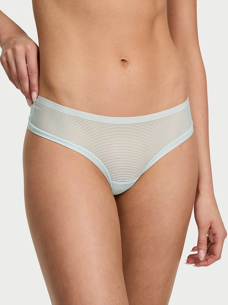 Stringi w siateczkowe paski No-Show Stripe Mesh. Produkt ma kolor niebieski i pochodzi z kolekcji No-Show. 